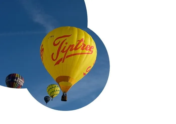 Exemplo de CSS mask-image aplicado a uma imagem mostrando balões tripulados voando.