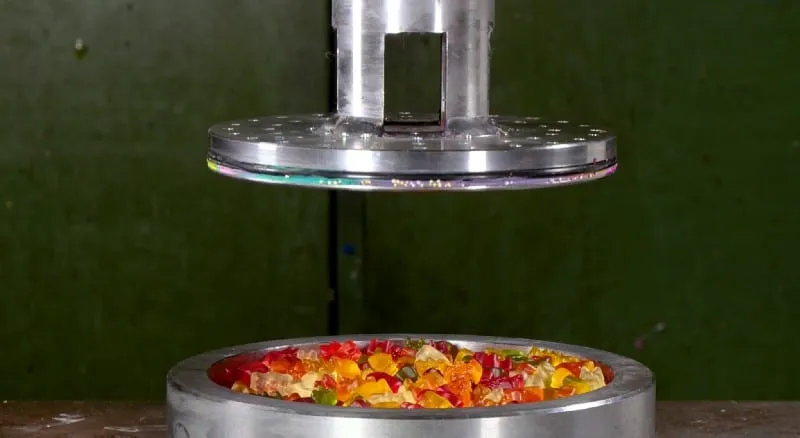 Prensa prestes a esmagar jujubas em formato de ursinho.